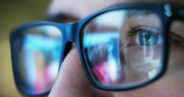 office akşamları, kontrol ve güvenlik kere görüntülendi, güvenlik, internet web uygulaması kavramı çalışırken makro gözleri sörfçü ve ofis çalışanı, sigorta komisyoncusu, işkolik, web.