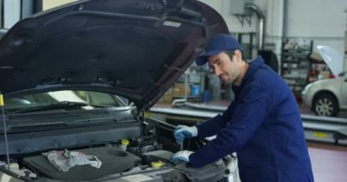 Araba servisinde uzman tamirci. Arabayı, motoru, karbüratörü kontrol ediyor. Konsept: makinelerin onarımı, hatalı tanı, onarım uzmanı, teknik bakım ve gemideki bilgisayar.