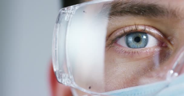 Een Laboratorium Analyseert Een Wetenschapper Met Een Pipet Een Gekleurde — Stockvideo