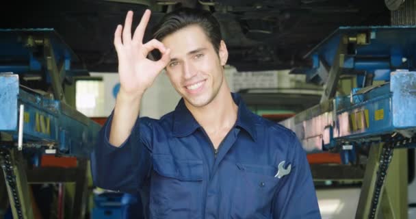 Dans Garage Réparation Automobile Mécanicien Après Avoir Installé Voiture Montre — Video