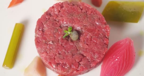 Chef Prepara Prato Gourmet Tartare Carne Termina Preparação Com Toque — Vídeo de Stock