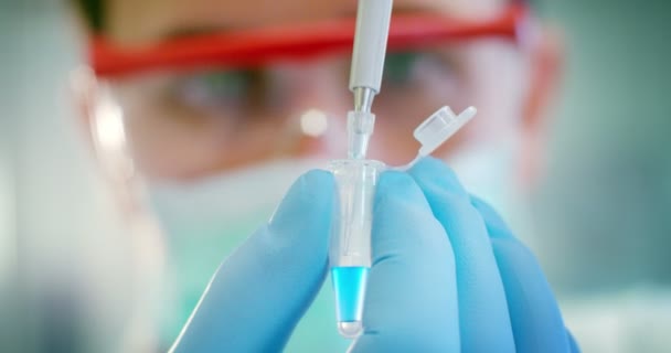 Bom Jovem Cientista Médico Masculino Analisando Células Vírus Líquidos Laboratório — Vídeo de Stock