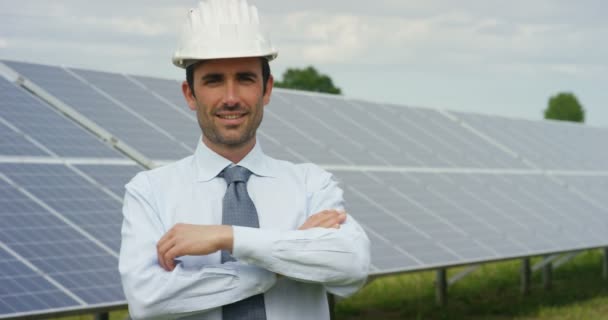 Βίντεο Του Καυκάσου Άνθρωπος Στέκεται Στο Eco Ηλιακών Πάνελ Χέρια — Αρχείο Βίντεο