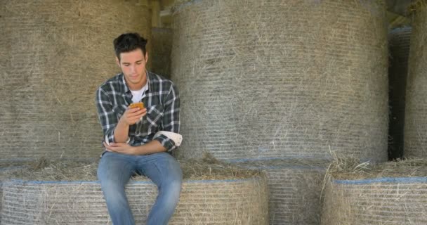 Jovem Fazendeiro Bonito Estudante Está Sentado Palheiro Falando Telefone Escrevendo — Vídeo de Stock