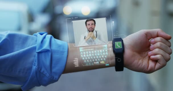 未来と技術のホログラムの時計に表示される携帯電話から微笑む医師と波に話します コンセプト コミュニケーション 拡張現実と未来 — ストック動画