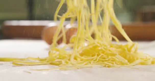 Close Van Een Chef Kok Voorbereiding Van Huisgemaakte Pasta Volgens — Stockvideo