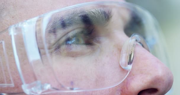 Ein Mann Schaut Mit Futuristischem Blick Und Brille Augmented Reality — Stockvideo