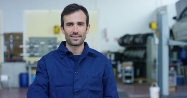 Portrait Jeune Beau Mécanicien Automobile Dans Atelier Automobile Arrière Plan — Video