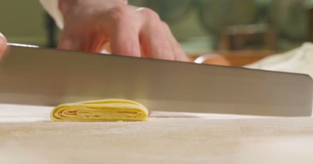 Primer Plano Chef Que Prepara Pasta Casera Según Antigua Tradición — Vídeo de stock