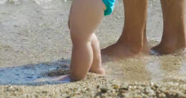 Vacanza Una Mamma Primi Passi Suo Bambino Sulla Spiaggia Passo — Video Stock