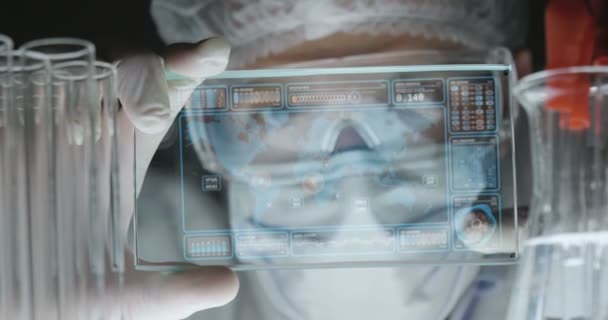 Ein Futuristischer Arzt Ein Chirurg Untersucht Eine Technologische Digitale Holographische — Stockvideo