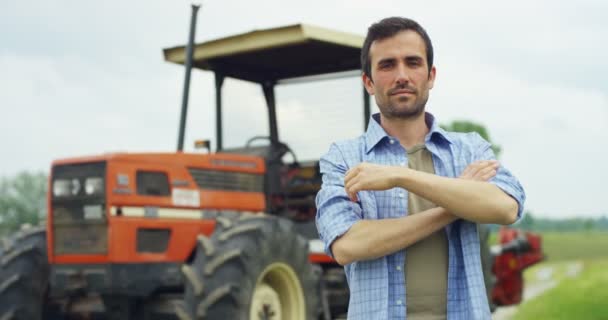 Vídeo Agricultor Homem Campo Campo Com Trator Posando Com Braços — Vídeo de Stock