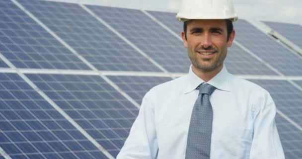 Video Kavkazské Muž Stojící Eco Solární Panely Náručí Překřížené Při — Stock video