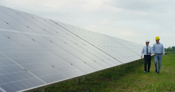 Zpomalené Video Dvou Mužů Chodí Solární Panely Mluví Solární Elektřiny — Stock video