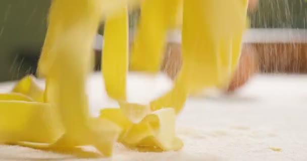 Крупний План Підготовки Домашню Пасту Старовинним Традиціям Італійський Шеф Кухар — стокове відео
