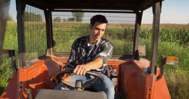 트랙터 성공적인 필드에서 옥수수 밭에서 바이오 — 비디오