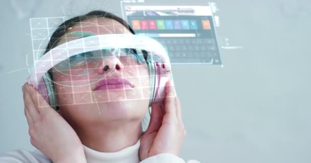 Kvinna Klockor Med Futuristisk Look Med Glasögon Förstärkt Verklighet Holografi — Stockvideo