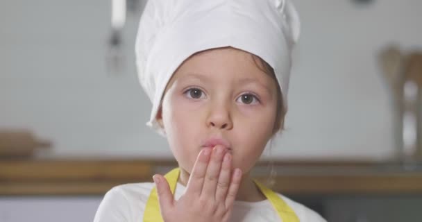 Porträt Eines Kleinen Mädchens Der Küche Das Als Professionelle Köchin — Stockvideo