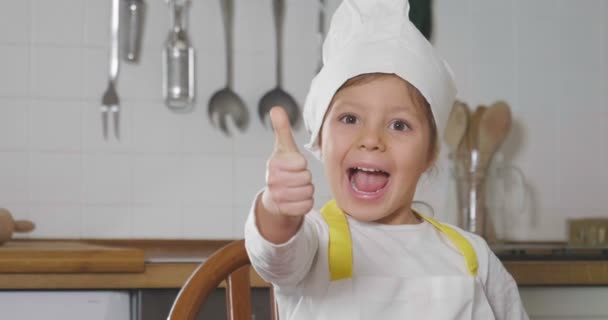Портрет Маленькой Девочки Кухне Одетой Профессиональный Повар Делающий Хорошо Рукой — стоковое видео