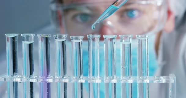 Laboratorium Naukowiec Pipetą Analizuje Barwną Ciecz Celu Ekstrakcji Dna Cząsteczek — Wideo stockowe