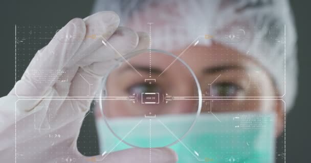 Médico Cirujano Examina Una Placa Holográfica Digital Tecnológica Representada Cuerpo — Vídeo de stock