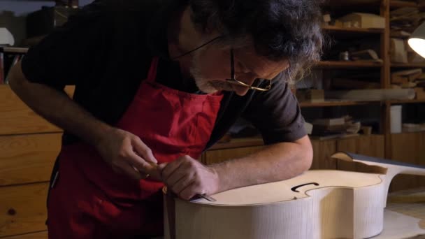 Maître Violon Professionnel Fait Violon Ses Propres Mains Utilise Arbre — Video