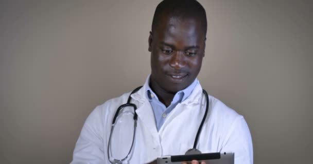 Video Afroamerického Lékaře Bílém Laboratorním Plášti Prohlížení Digitální Obrazovky Tabletu — Stock video