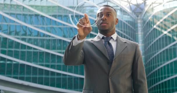 Homem Negócios Terno Usa Holografia Realidade Aumentada Para Ver Economia — Vídeo de Stock