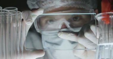 Fütüristik bir doktor, cerrah bir teknolojik dijital holografik tabak insan beyni tıbbi maske, bir kap gözleri kahverengi kavramı fütüristik tıp yeni teknolojileri doktorlar laboratuvar gelecekteki inceliyor.