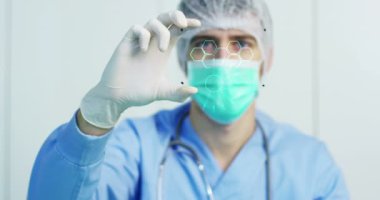 Bir doktor, cerrah, bir teknolojik inceliyor dijital holografik plaka temsil hastanın vücut, kalp akciğer, kaslar, kemikler. Konsept: Futuristik tıp, insan vücudu ve gelecek.