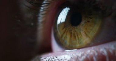 makro dilate pupil gözle. temiz ve berrak görünüm ve derin temizleme ve göz sağlığı için dikkat yaklaşımı gerçeklik kavramı.