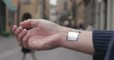 Bir adam gülmeyen kadın ve dalgalar hologram saat fütüristik ve teknolojik görünür telefon cevap vermiyor. Konsept: tatil, iletişim, Aile, teknolojisi, augmented gerçeklik ve gelecek