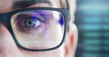 Bir erkek futuristik bir bakışla Holografi gözlük artar gerçeklik ile izliyor. Konsept: üstün teknoloji, gelecek, göz ve fütüristik görme.