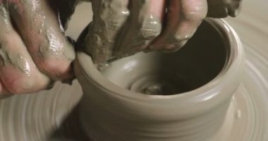 Bir uzman potter, o kil ve elleri ile güzel bir vazo laboratuvarında oluşturur. Artisan sanat eserleri elleriyle oluşturur. Kavramı: deneyim, sanat, gelenek, kil.