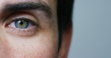 mükemmel mavi göz makroda bir steril ortam ve çözünürlük 6k, kavramı, gelecek ve sağlıklı bir hayat kavramı vizyonu mükemmel görüş. hassas ve düz hedef göster.