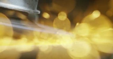 Demirci ya da kaynakçı, çelik ve demiri son derece yavaş çekimde yüzeyi pürüzsüz hale getirmek için öğütüyor. Demirle değirmen tekerleği teması kıvılcımlara neden oluyor. İş, çilingir endüstrisi, çilingir endüstrisi..