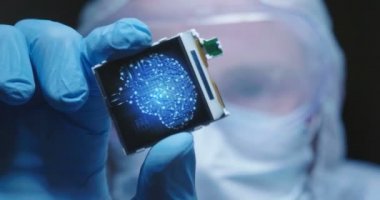 Ultra Modern elektronik imalat fabrikası tasarım mühendisi olarak steril Coverall tutan mikro yongasında fütüristik holografi sembolleri ile