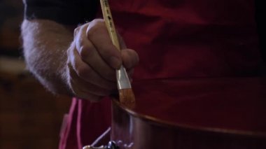 Profesyonel keman ana, yapar kendi ellerinde kullanır saf köknar, çam, Gözlük, melodiler, kemanla boya ve vernik ile kapsar. Konsept: manevi enstrüman, işlemeli, sanat, müzik, melodi, ses