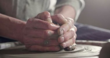 Bir uzman potter, o kil ve elleri ile güzel bir vazo laboratuvarında oluşturur. Artisan sanat eserleri elleriyle oluşturur. Kavramı: deneyim, sanat, gelenek, kil.