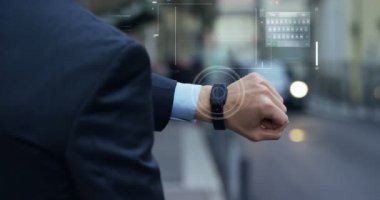 Hologram saat fütüristik ve teknolojik görünür telefon gülmeyen bir doktor ve dalgalar bir adam konuşalım. Konsept: tatil, iletişim, Aile, teknolojisi, augmented gerçeklik ve gelecek