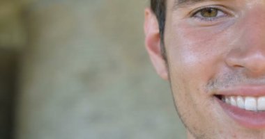 yakışıklı Kafkas adam kamera, yakın gülümseyen video 