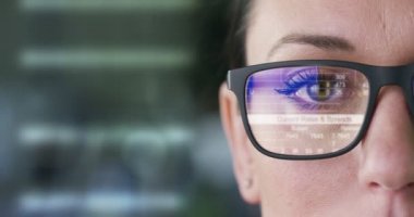 gözlük gözlük, sanal gerçeklik giyen kadın yüzü video yakın 