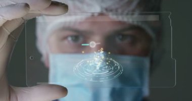 Bir doktor, cerrah, bir teknolojik inceliyor dijital holografik plaka temsil hastanın vücut, kalp akciğer, kaslar, kemikler. Konsept: Futuristik tıp, insan vücudu ve gelecek.