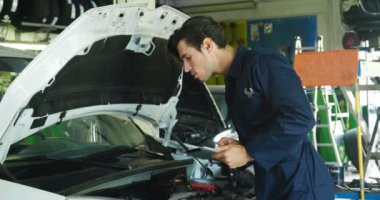 Bir araba tamir tamirci araba gösterir anahtar başlamak için bir otomobilin hazır olarak yerleşme sonra garaj. Kavramı: güvenlik, güvenlik, sigorta, gelecek, yardım ve müşteri bakım tuşları.