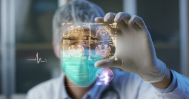 Bir doktor, cerrah, bir teknolojik inceliyor dijital holografik plaka temsil hastanın vücut, kalp akciğer, kaslar, kemikler. Konsept: Futuristik tıp, insan vücudu ve gelecek.