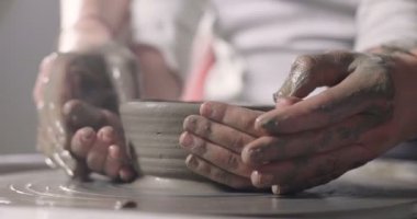 Bir uzman potter, bir vazo yapmak için küçük oğluna öğretir ve sanat eserleri nesilden nesile oluşturma eski geleneği üzerinde geçirir. Kavramlar: deneyim, sanat, gelenek, Aile.