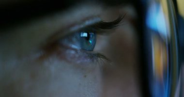 office akşamları, kontrol ve güvenlik kere görüntülendi, güvenlik, internet web uygulaması kavramı çalışırken makro gözleri sörfçü ve ofis çalışanı, sigorta komisyoncusu, işkolik, web.