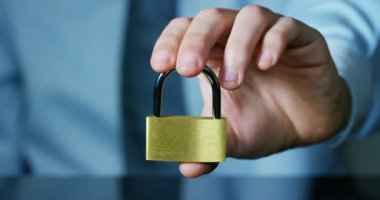 işadamı göstermek bir asma kilit ile fütüristik güvenli giriş hizmetleri ve safety.concept, hakkında holografik: şifre, teknolojik hacker Internet veya bankacılık sistem koruması sistem dosyaları