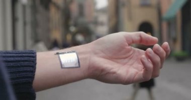 Bir adam gülmeyen kadın ve dalgalar hologram saat fütüristik ve teknolojik görünür telefon cevap vermiyor. Konsept: tatil, iletişim, Aile, teknolojisi, augmented gerçeklik ve gelecek