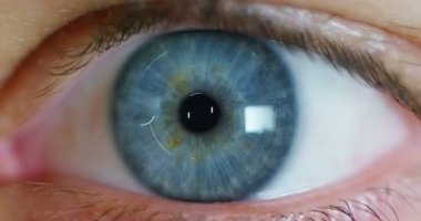 dilate öğrenci ile makro mavi göz. temiz ve berrak görünüm ve derin temizleme ve göz sağlığı için dikkat yaklaşımı gerçeklik kavramı.